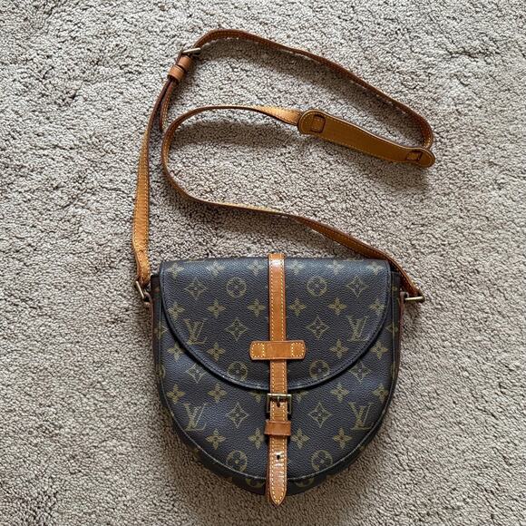 Authentic Louis Vuitton Chantilly crossbody bag - Picture 1 of 7